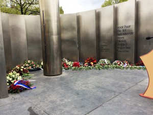 Herdenking 2017 bloemen (1)